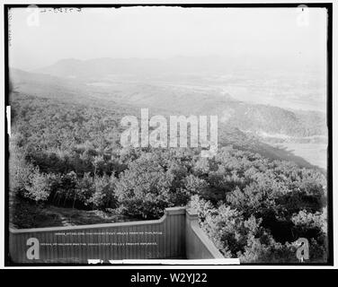 Blick auf den Connecticut River und die holyoke Range aus der ehemaligen Gipfel von Mount Tom, in Smith's Ferry, Holyoke, Massachusetts. Stockfoto