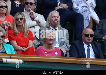 Wimbledon, UK. 11. Juli 2019, den All England Lawn Tennis und Croquet Club, Wimbledon, England, Wimbledon Tennis Turnier, Tag 10; Jungfrau chief Sir Richard Branson in der Königsloge für die Simona Hilfe gegen Elina Svitolina match Credit: Aktion Plus Sport Bilder/Alamy leben Nachrichten Stockfoto