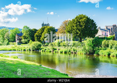 Llanwrst, kleinen Stadt im Norden von Wales, Vereinigtes Königreich, in der Nähe von Snowdonia National Park, mit Blick auf die Gebäude mit Blick auf den Fluss Conwy, selektiven Fokus entfernt Stockfoto