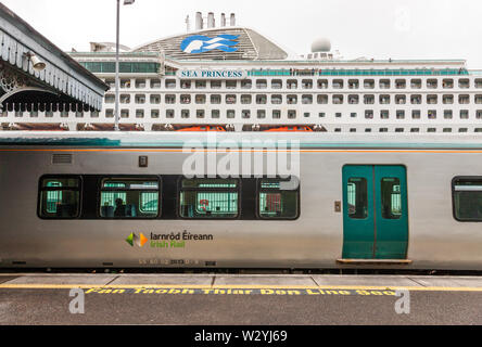 Cobh, Cork, Irland. 11. Juli, 2019. S-Bahn fährt Cobh Station für Kork als Kreuzfahrtschiff Sea Princess in der historischen Stadt, in der feste Platz für Australien Tag ankommt. Stockfoto