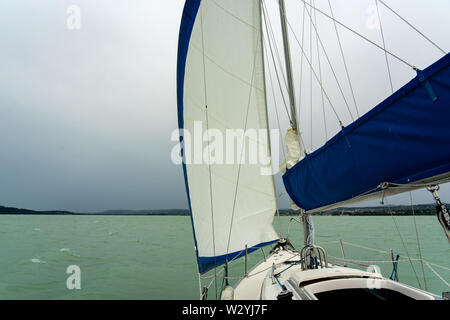 Segelboot auf dem See Balaton Schiffsbug anzeigen Stockfoto