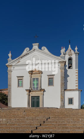 Die Schritte zur Paroquia de S Martinho in der kleinen Stadt der Algarve Estoi an einem heißen Sommern Nachmittag im Juli. Portugal. Stockfoto