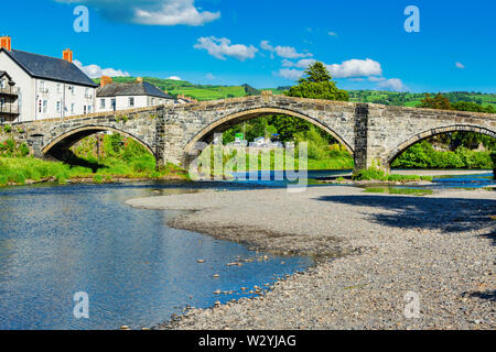 Brücke in Llanwrst, North Wales, Vereinigtes Königreich, mit Blick auf die Gebäude mit Blick auf den Fluss Conwy, selektiven Fokus Stockfoto