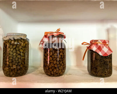 Eingelegtes Gemüse auf alten Regale Stockfoto