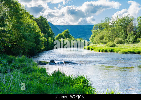 Llanwrst, kleinen Stadt im Norden von Wales, Vereinigtes Königreich, in der Nähe von Snowdonia National Park, mit Blick auf die Gebäude mit Blick auf den Fluss Conwy, selektiven Fokus entfernt Stockfoto