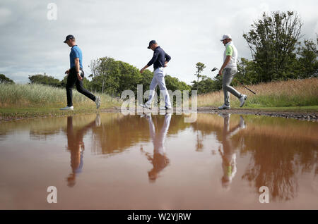 (Von links) Südafrikas Brandon Stone, USA Justin Thomas und England's Tyrrell Hatton gehen weg vom zweiten T-Stück während des Tages eine der Aberdeen Standard Investitionen Scottish Open im Renaissance Club, North Berwick. Stockfoto