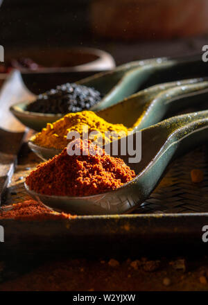 Gewürze verschiedene würzige angeordnet auf einem Spice Market in Asien Stockfoto