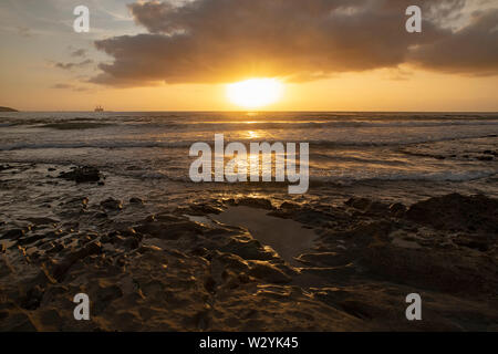 Lebendige, goldenen Sonnenaufgang über dem Kalkstein Küsten von El Medano, Teneriffa, Kanarische Inseln, Spanien, sanftes Licht Sonnenaufgang über dem Atlantik Stockfoto