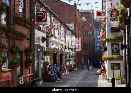 Irland, Nord, Belfast, Cathedral Quarter, Äußere der der Herzog von York Pub in Handelsgericht. Stockfoto