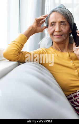 Frau am Telefon sprechen Stockfoto