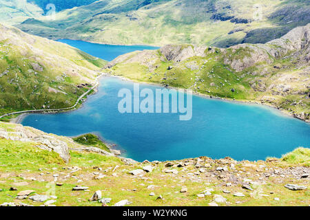 Blick auf den wunderschönen Seen in Snowdonia National Park, North Wales, Berge auf der Rückseite, selektiver Fokus Stockfoto