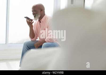 Glücklicher Mann am Telefon sprechen Stockfoto