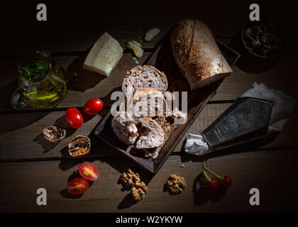 Breadtime mit al Laib Brot, Wurst, Aufschnitt, Essiggurken Tomaten Butter und Walnüsse Stockfoto