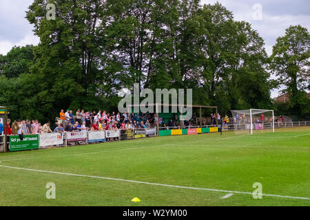 Fans und Zuschauer, die sich im Hitchin Town Football Club ein niedrigeres Fußballspiel ohne Liga ansehen Stockfoto