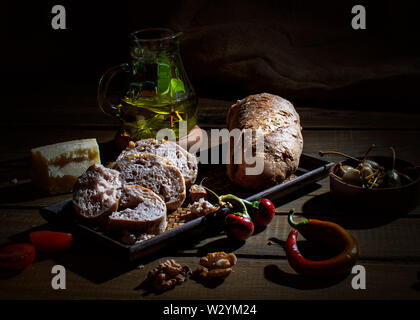 Breadtime mit al Laib Brot, Wurst, Aufschnitt, Essiggurken Tomaten Butter und Walnüsse Stockfoto