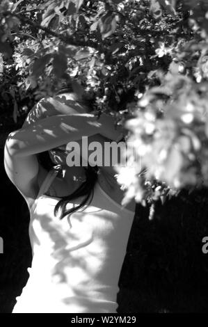 Ein Selbstportrait mit einer Blüte Baum während mein Gesicht verstecken. Stockfoto