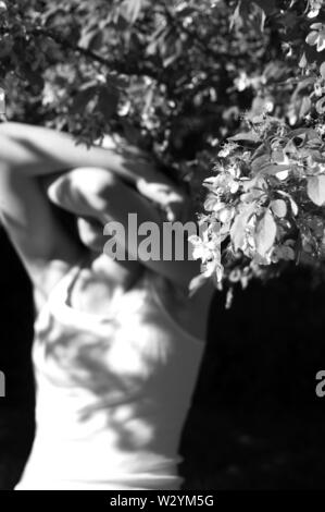 Ein Selbstportrait mit einer Blüte Baum während mein Gesicht verstecken. Stockfoto