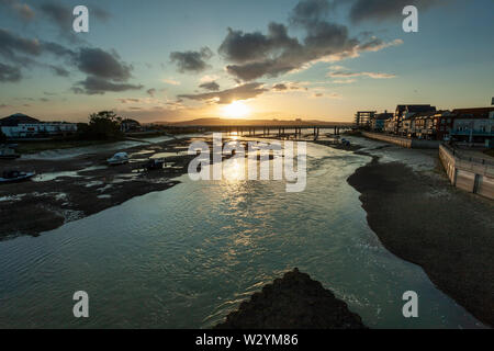 Sonnenuntergang auf dem Fluss Adur in Shoreham-by-Sea, West Sussex. Stockfoto