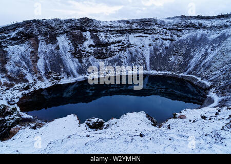 Kerið (kerid) Crater Lake in Island im Winter im Dezember Stockfoto