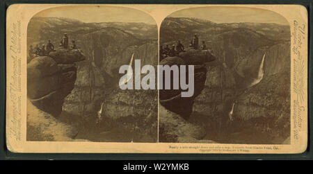 Fast einen Kilometer geradeaus, und nur ein Schritt, Yosemite vom Glacier Point, Cal, von Underwood & Underwood Stockfoto