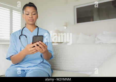 Medikamentenschrank mit Smartphone Stockfoto