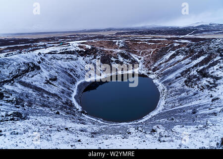 Kerið (kerid) Crater Lake in Island im Winter im Dezember Stockfoto