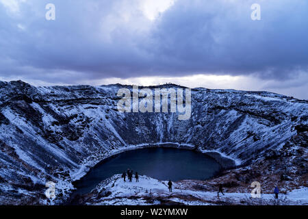 Kerið (kerid) Crater Lake in Island im Winter im Dezember Stockfoto