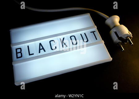 Das Wort Blackout auf einer beleuchteten Panel, Stromausfall Stockfoto