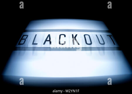 Das Wort Blackout auf einer beleuchteten Panel, Stromausfall Stockfoto