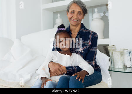 Großmutter und Enkelin lächelnd Stockfoto