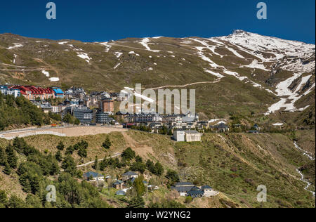 Sierra Nevada Skigebiet Pradollano Resort Village, Pico Veleta, massiv, Mitte Mai, Sierra Nevada National Park, Provinz Granada, Andalusien, Spanien Stockfoto