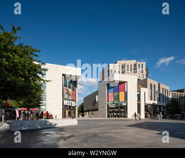 Blick über Guildhall Square. Studio 144 - Southampton's Art komplexe, Southampton, Vereinigtes Königreich. Architekt: CZWG Architekten LLP, 2019. Stockfoto