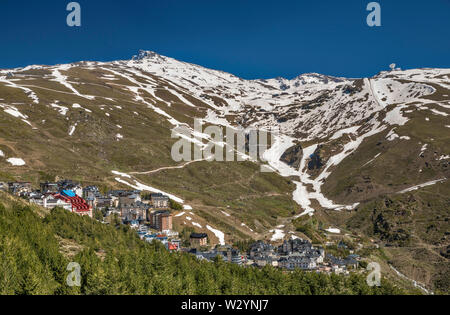 Sierra Nevada Ski Resort, Pradollano, Pico Veleta, Observatorio del Pico Veleta auf rechts, Mitte Mai, Nationalpark Sierra Nevada, Andalusien, Spanien Stockfoto