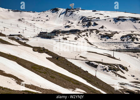 Observatorio del Pico Veleta, Radio Telescope Observatory, Mitte Mai, Sierra Nevada National Park, Provinz Granada, Andalusien, Spanien Stockfoto