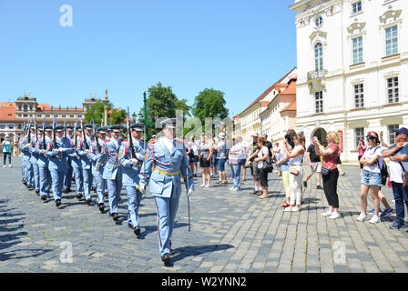 Prag, Tschechische Republik - 27. Juni 2019: Touristen beobachten traditionelle Ändern der Ehre Wächter vor der Prager Burg. Die Prager Burg Wächter. Masse der Leute. Touristische Attraktion. Stockfoto