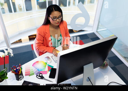 Weibliche Grafiker arbeiten am computer Stockfoto