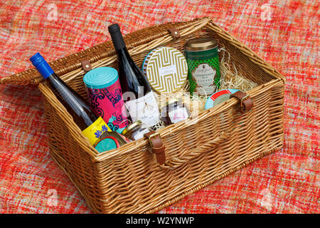 Luxus Lifestyle: Fortnum & Mason rattan Picknickkorb (The Grosvenor behindern) mit einer offenen Darstellung von Inhalten auf einem roten wollenen Teppich Stockfoto