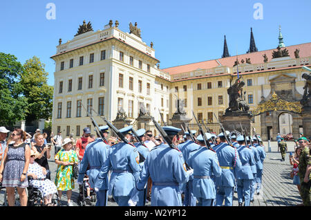 Prag, Tschechische Republik - 27. Juni 2019: Touristen beobachten traditionelle Ändern der Ehre Wächter vor der Prager Burg. Die Prager Burg Wächter. Masse der Leute. Touristische Attraktion. Stockfoto