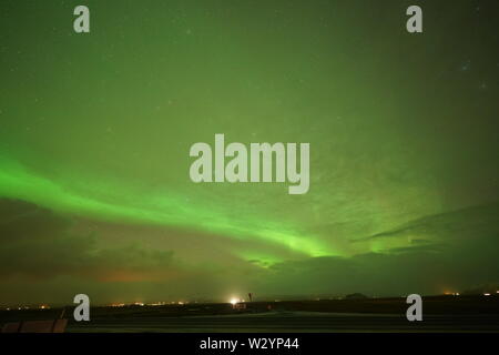 Starke Polarlichter in Island auf der Straße Stockfoto