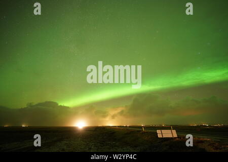 Starke Polarlichter in Island auf der Straße Stockfoto