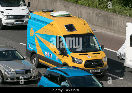 Ein Lancashire Polizei zur Durchsetzung von Geschwindigkeitsbegrenzungen kamera van Reisen in schweren Stau auf der Autobahn M6 in der Nähe von Lancaster Stockfoto