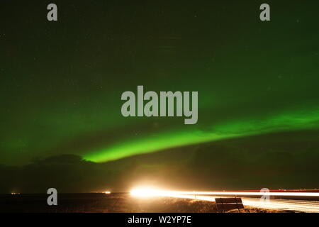 Starke Polarlichter in Island auf der Straße Stockfoto