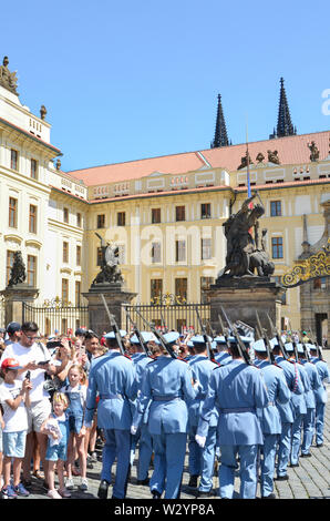 Prag, Tschechische Republik - 27. Juni 2019: Touristen beobachten traditionelle Ändern der Ehre Wächter vor der Prager Burg. Die Prager Burg Wächter. Masse der Leute. Touristische Attraktion. Stockfoto