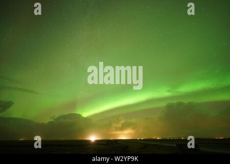 Starke Polarlichter in Island auf der Straße Stockfoto