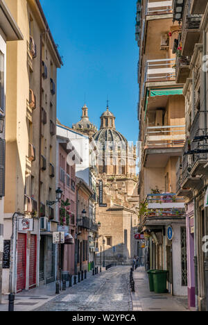 Iglesia de Santos Justo y Pastor, Kirche aus dem 16. Jahrhundert am Plaza de la Universidad, Blick von der Calle San Jeronimo in Granada, Andalusien, Spanien Stockfoto