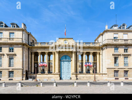 Vorderansicht des südlichen Eingang des Palais Bourbon, Sitz der Französischen Nationalversammlung in Paris, Frankreich, mit französischen Fahnen geschmückt. Stockfoto