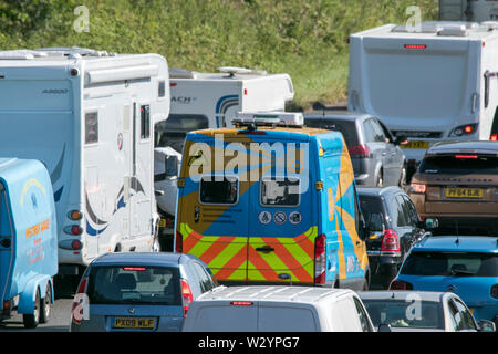 Ein Lancashire Polizei zur Durchsetzung von Geschwindigkeitsbegrenzungen kamera van Reisen in schweren Stau auf der Autobahn M6 in der Nähe von Lancaster Stockfoto