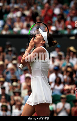 Wimbledon, UK. 11. Juli, 2019. Simona Halep feiert ihren Sieg über Elina Svitolina in der Frauen Halbfinale in Wimbledon heute. Quelle: Adam Stoltman/Alamy leben Nachrichten Stockfoto