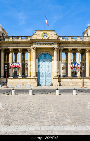 Vorderansicht des südlichen Eingang des Palais Bourbon, Sitz der Französischen Nationalversammlung in Paris, Frankreich, mit französischen Fahnen geschmückt. Stockfoto