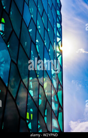 Reykjavik, Island, Juli 2019: Architektur close-up und Detail der Fenster aus Glas, Design der Harpa Konzert- und Konferenzzentrum mit dem Su Stockfoto